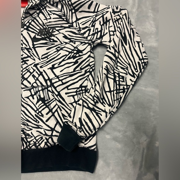 🌸Nike Black and White Patterned Hoodie - Picture 2 of 6